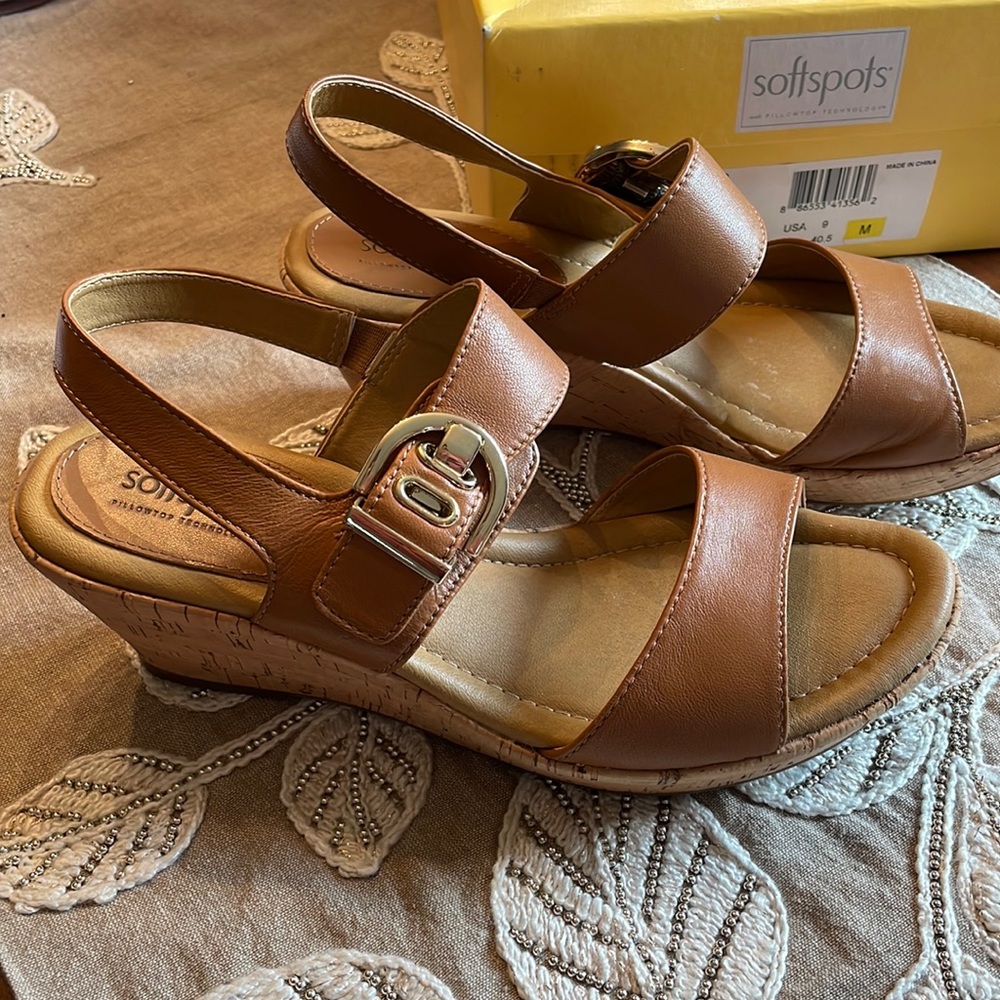 Soft spots pillow top leather sandals size 9